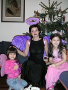 Волкова (Карасина) Мария с дочерьми Дашей и Полиной - январь 2005